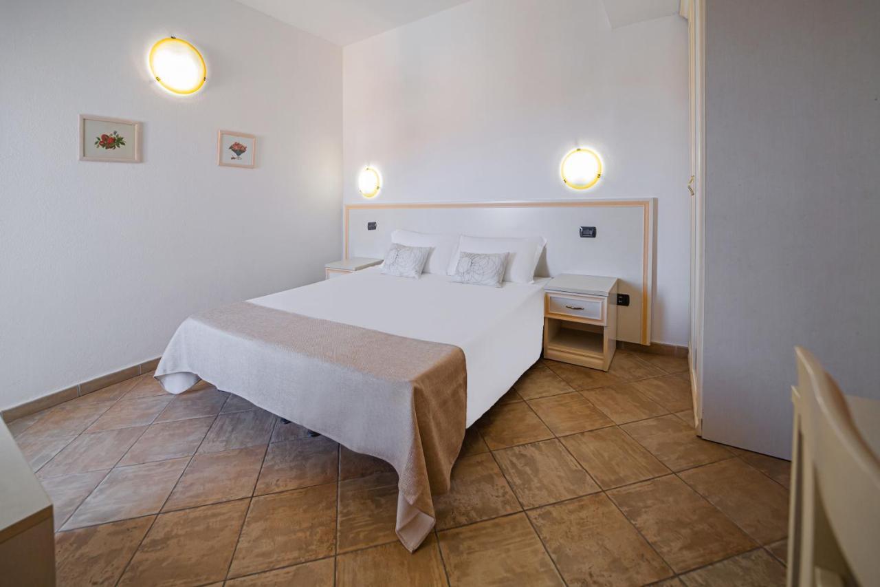 Il Gabbiano Hotel La Maddalena  Bagian luar foto